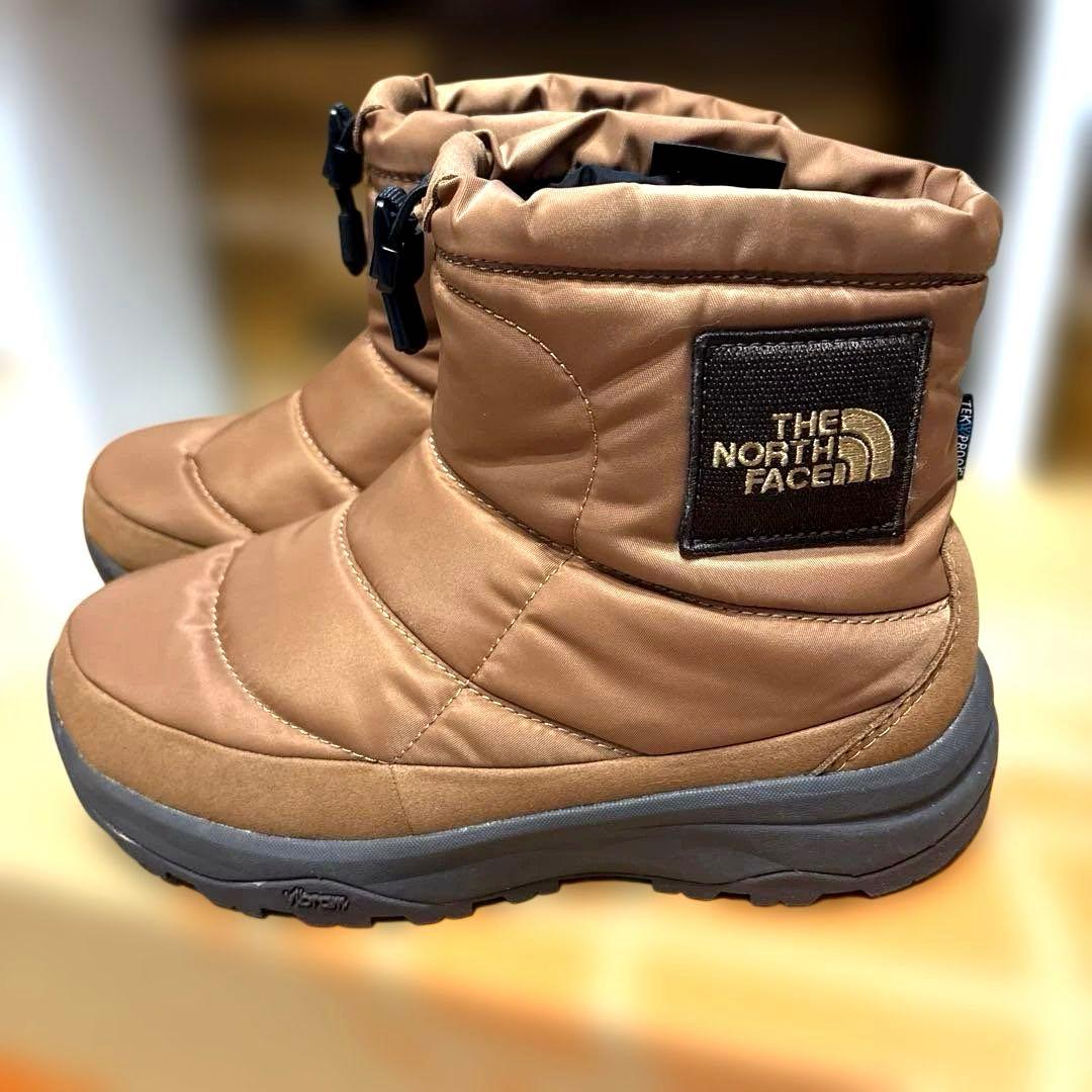 THE NORTH FACEノースフェイス ヌプシ ロゴ ショート ブラウン THE NORTH FACE（ザノースフェイス）の「ザ ノース フェイス THE NORTH