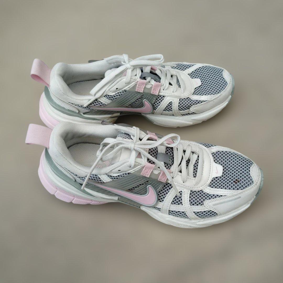 Nike NIKE V2K RUN emmi exclusive グレー ピンク Nike V2K Run sneakers in gray and pink | ASOS
