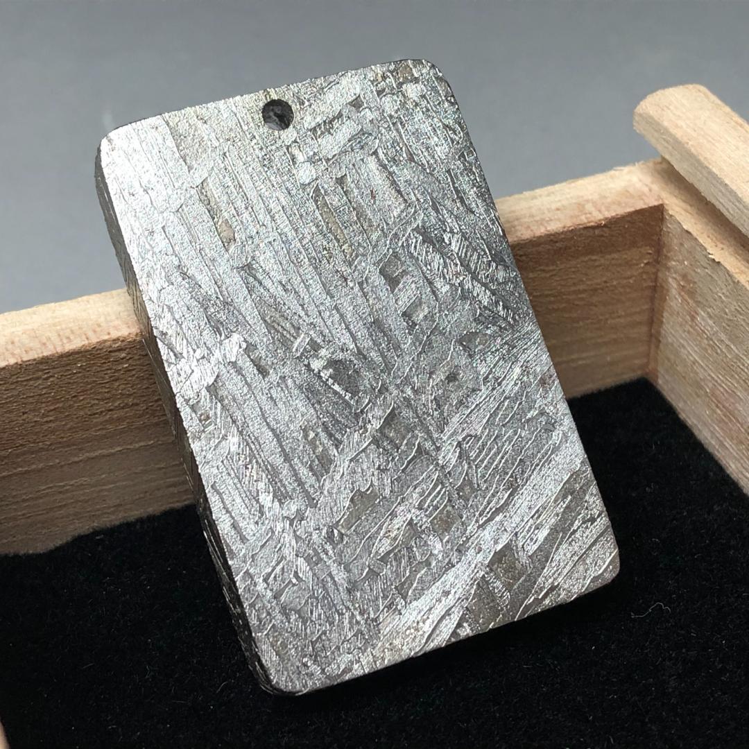 隕石 鉄隕石　アルタイ隕石　ペンダントトップ　ナチュラル　原石　重さ約43g 鑑別書】メテオライトジャパンのアルタイ隕石 ペンダント 68㍉ 鉄隕石