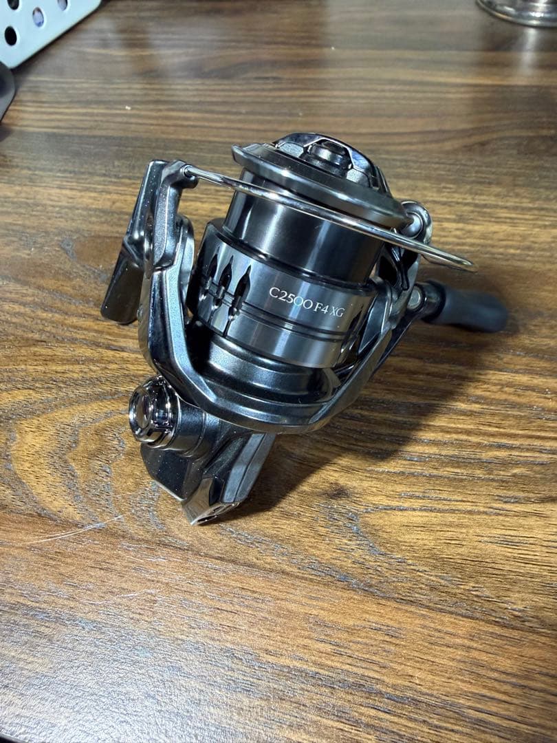 最終値下げ ほぼ未使用 シマノ 25コンプレックスXR c2500 F4 XG 4969363048424_1.jpg