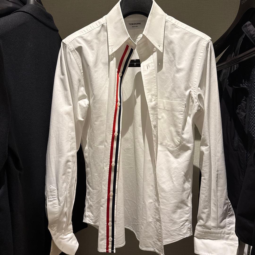 トムブラウン　ボタンダウン　シャツ THOM BROWNE. トムブラウン ボタンダウンシャツ メンズ | メンズ
