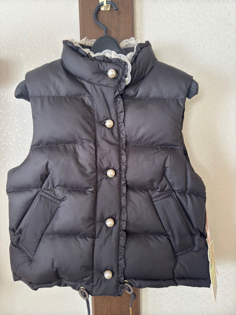 yukiemon、黒 ダウンベスト レース襟付き yukiemon、黒 ダウンベスト レース襟付き