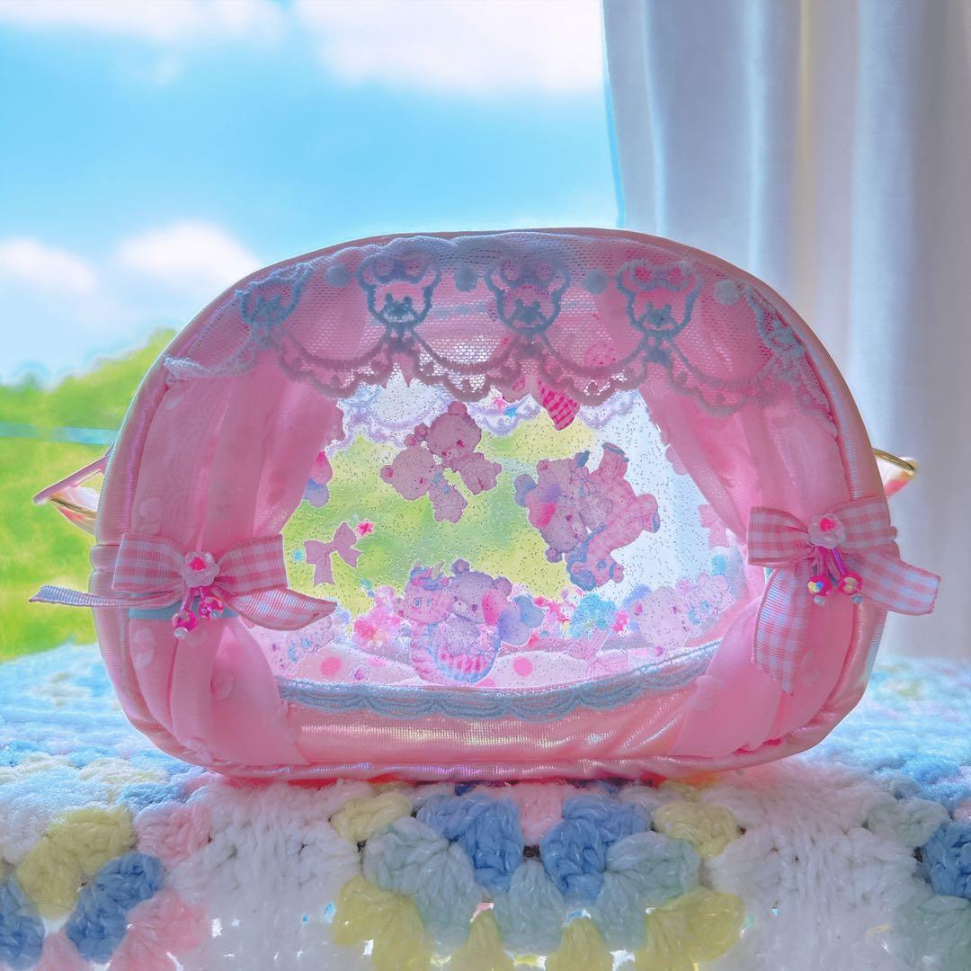 カーテン小窓のラウンドポーチS⭐︎いたずらBABYくまちゃん ゲーム用 サガラポーチ [くまのプーさん]｜株式会社PGA