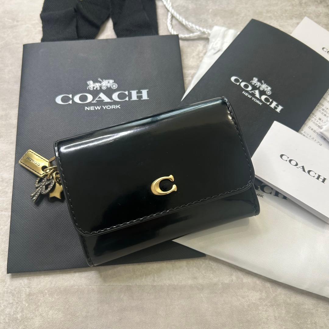 COACH フラップ 二つ折り財布 タビー カードケース チャーム付 COACH（コーチ） 財布 エッセンシャル フラップ カード ケース