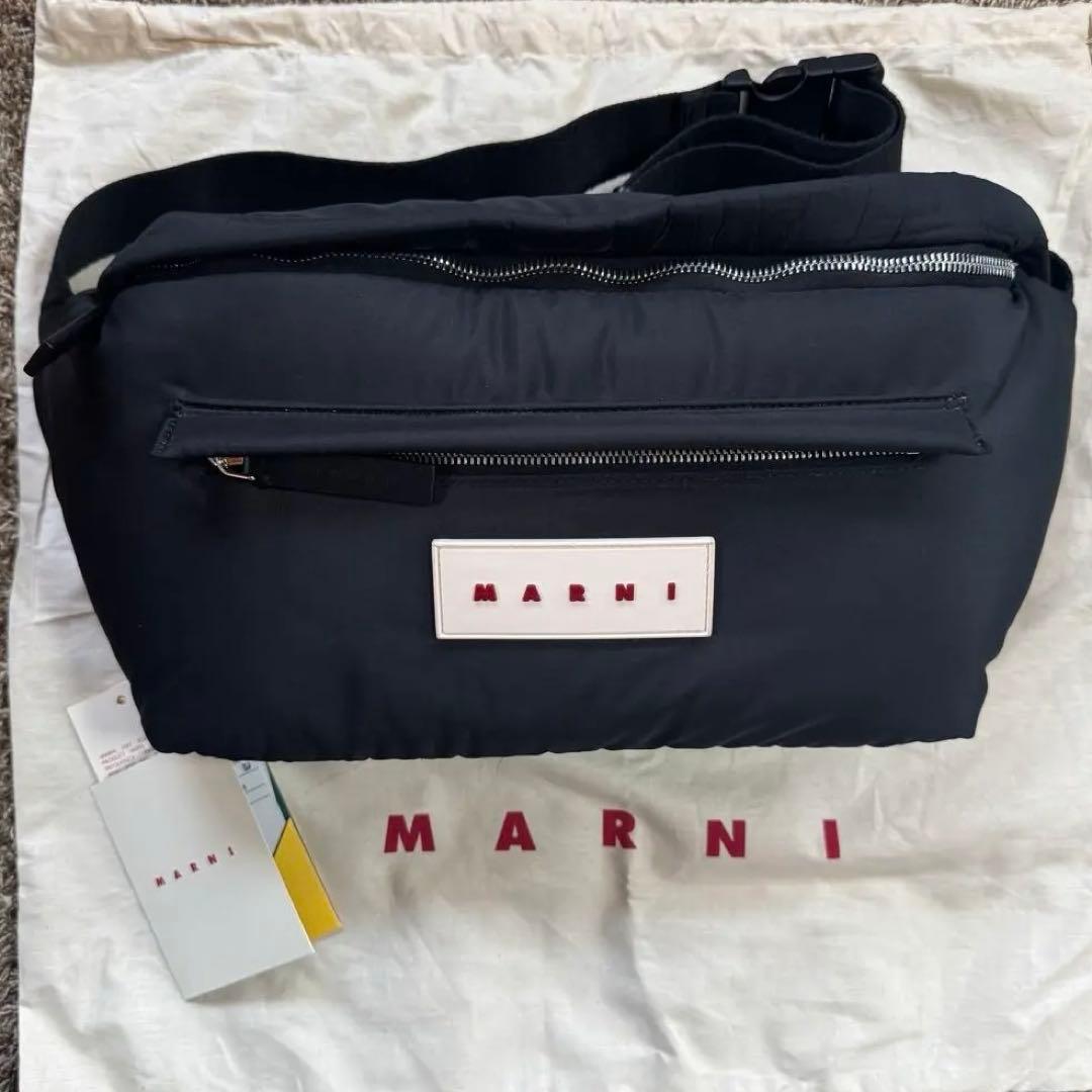 美品　MARNI マルニ ボディバッグ MARNI マルニ ロゴパッチ パフ ラージ ショルダー ベルトバッグ