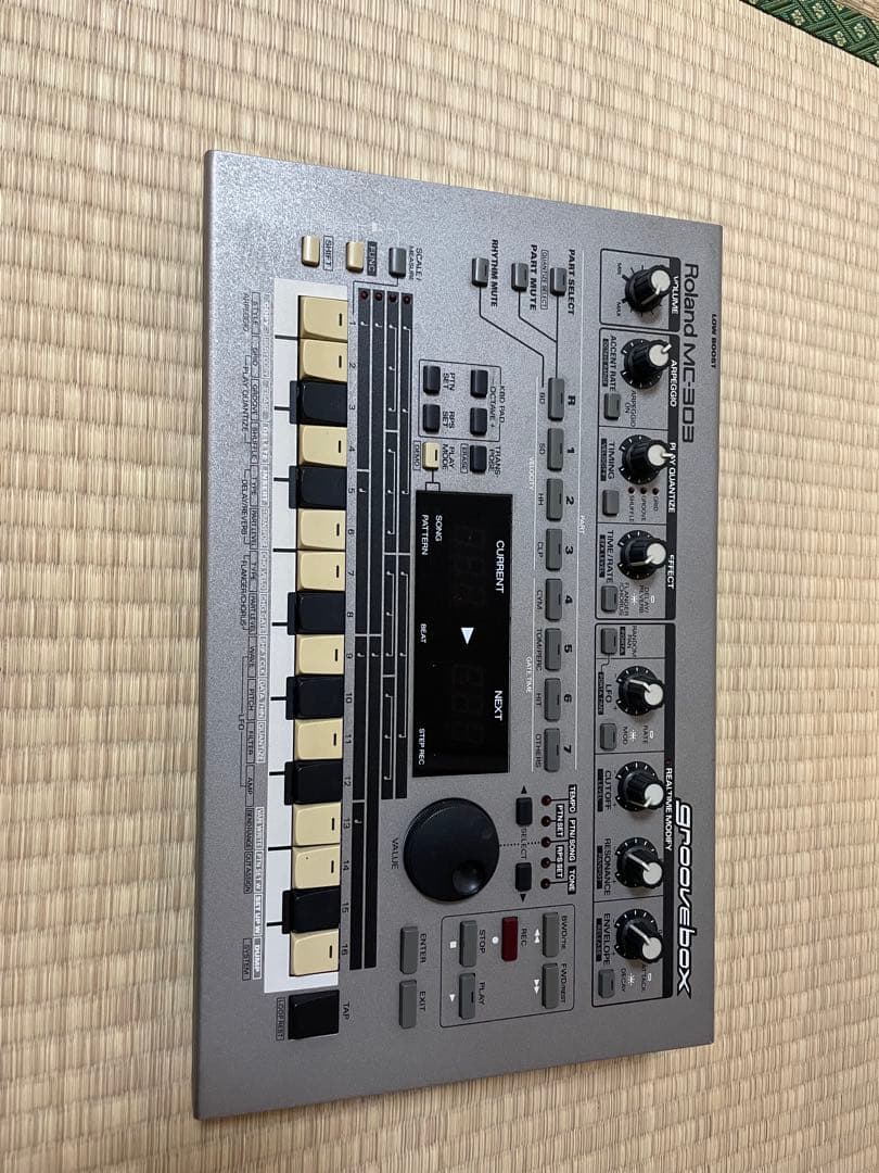 Roland MC-303 グルーヴボックス Roland MC-303 Groovebox Rhythm Machine Sequencer Mixer Music