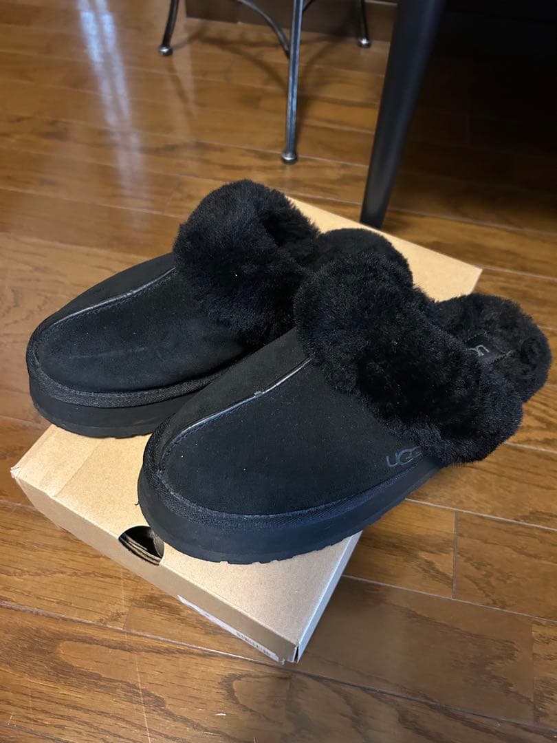 UGG W DISQUETTE ムートンサンダル　ブラック UGG（アグ） シューズ サンダル DISQUETTE ディスケット スエード