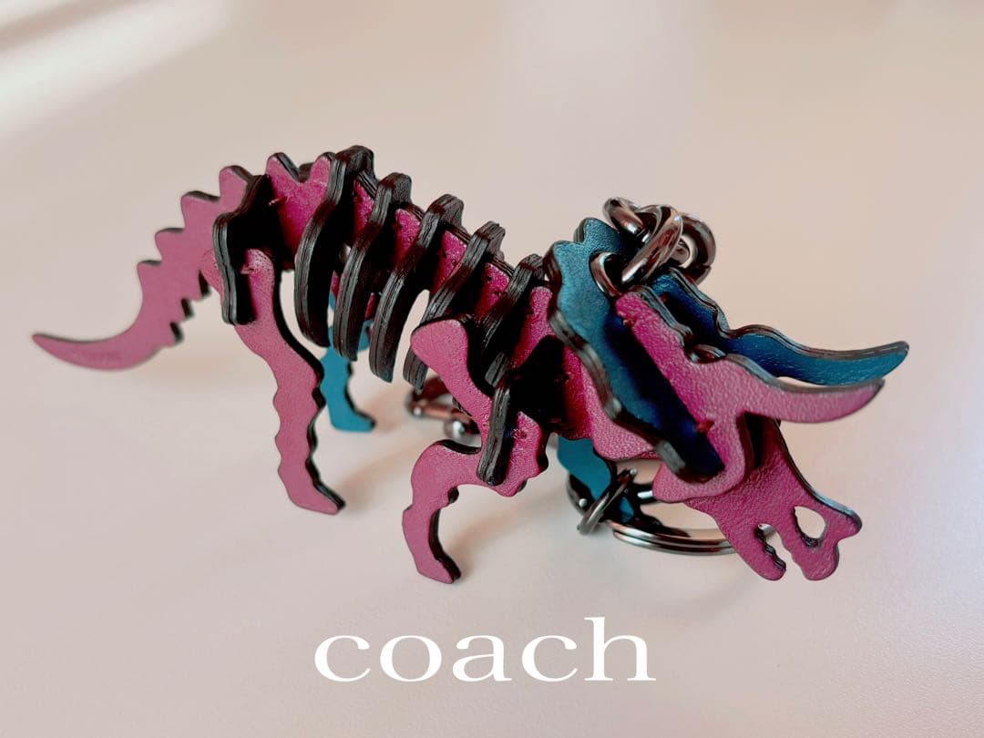 【極美品・超希少】COACH チャームキーホルダー　恐竜　トリケラトプス紫✕青 極美品・超希少】COACH チャームキーホルダー 恐竜 トリケラトプス紫✕青
