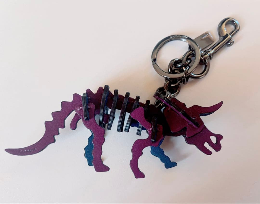 極美品・超希少】COACH チャームキーホルダー 恐竜 トリケラトプス紫✕青