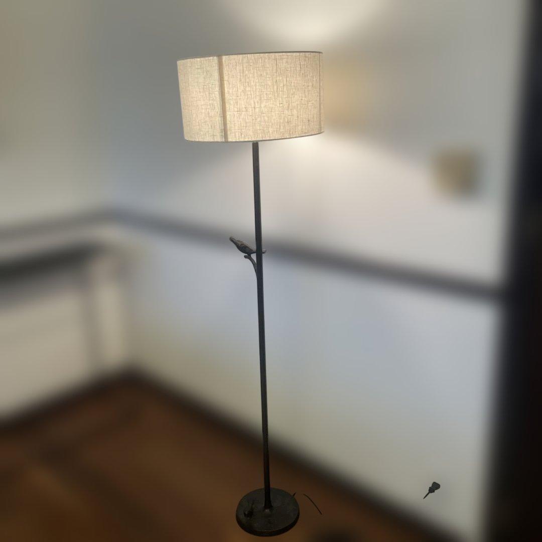 フランス家具　スタンドライト 3本脚で美しいシルエット、フランスアンティークのフロアランプ（E26