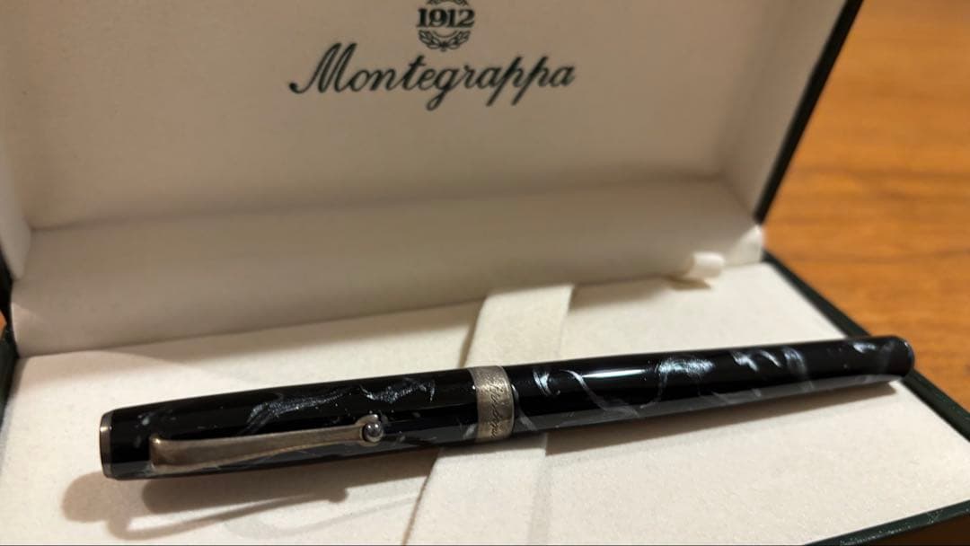 新品箱入りMontegrappa 万年筆 黒 マーブル模様 モンテグラッパ ヴェネツィア ブラック 万年筆（14K/フレックスニブ