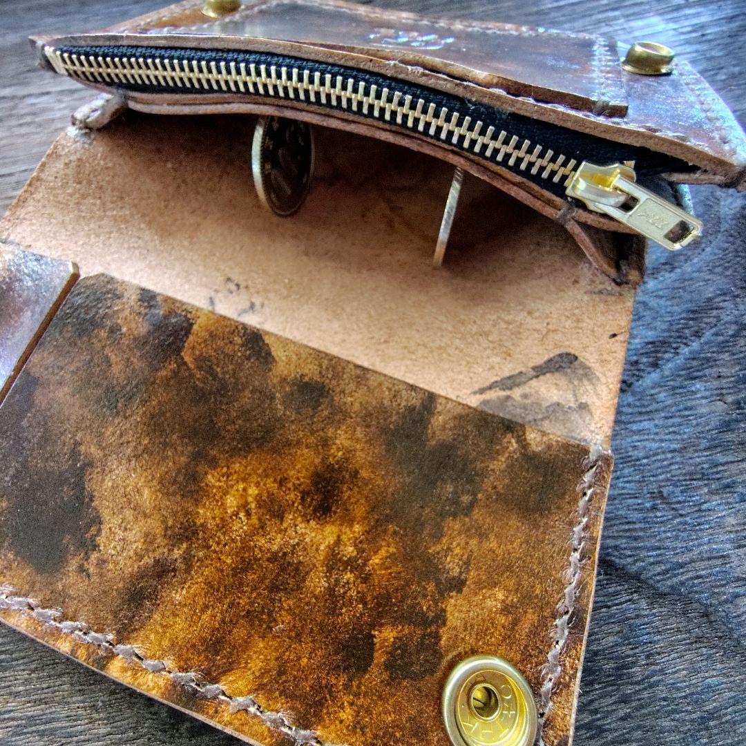 LUKEVI-ミドルサイズ トラッカーウォレット 黒×ムラ茶 バラのカービング