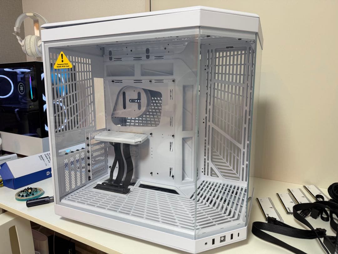 HYTE Y70 ホワイト PCケース Y70 - Our New ATX PC Case - Panda | HYTE