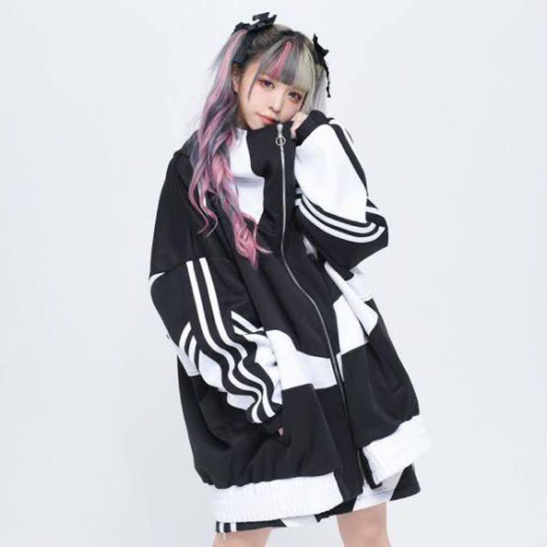 【レア❣️】REFLEM ボリュームネックライン 切り替え ジャージ パーカー 黒 新品 REFLEM【レフレム】ボリュームネックライン切り替えジャージ