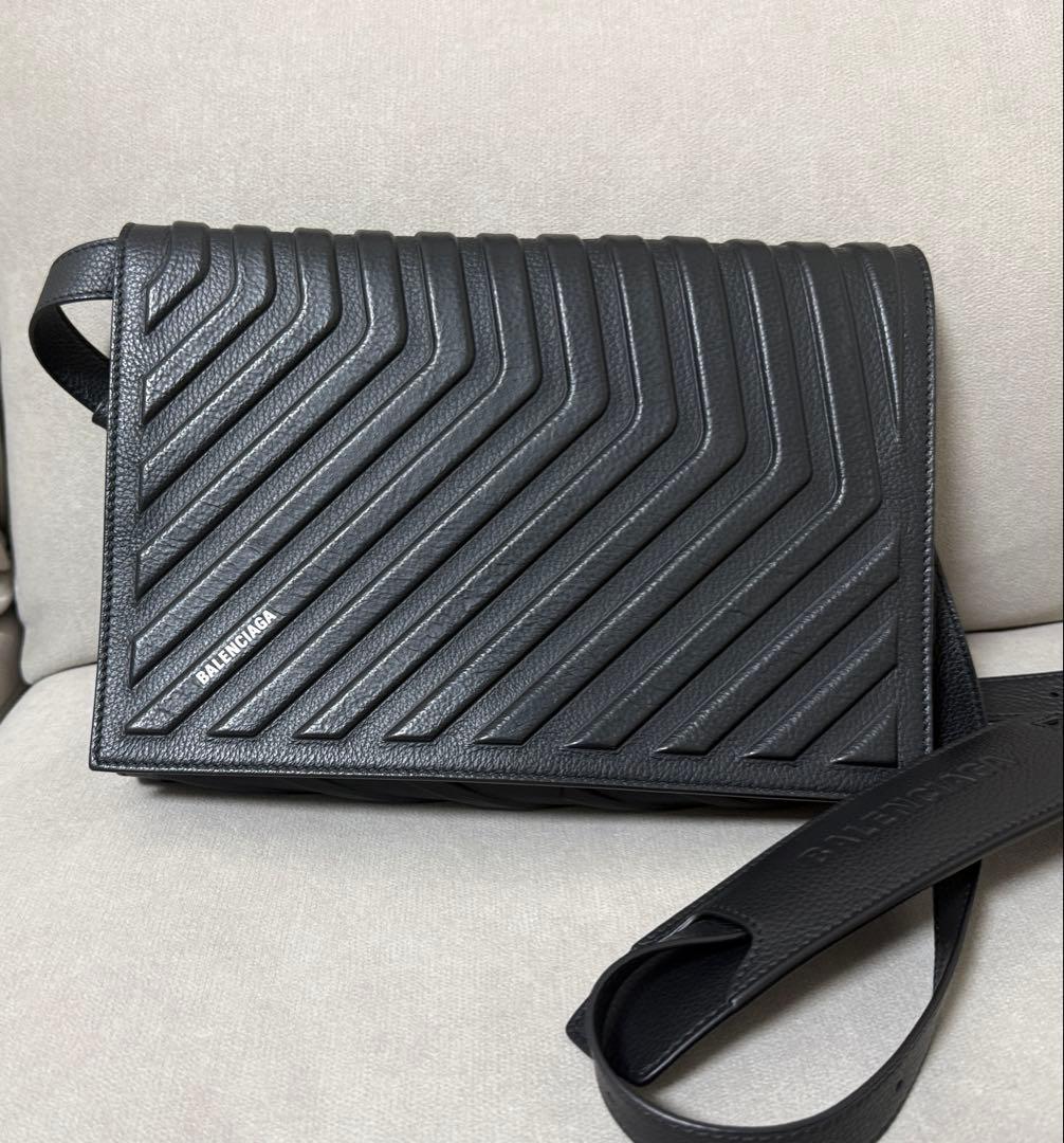 BALENCIAGA ブラック レザー ショルダーバッグ BALENCIAGA（バレンシアガ） MONACO フラップ メッセンジャー S