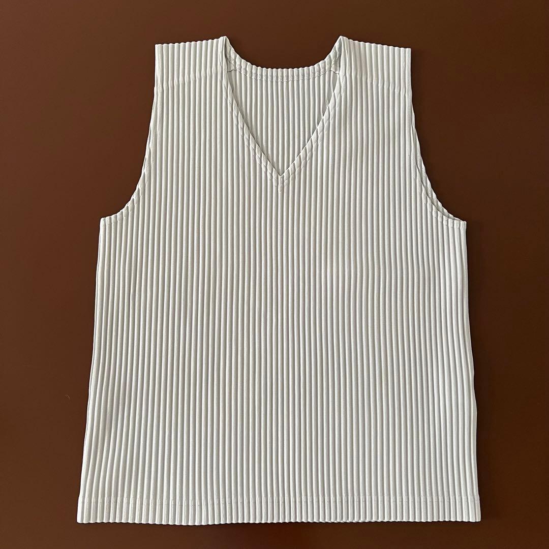 HOMME PLISSE ISSEY MIYAKE 薄めブルーのトップス Homme Plissé Issey Miyake August Monthly Colors in Slate Blue