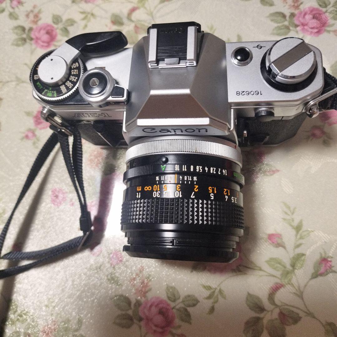 Canon AE-1 一眼レフカメラ 50mmレンズ　望遠、ストロボ付ジャンク Amazon | Canon AE-1 35mmフィルムカメラ 50mm 1:1.8レンズ付き