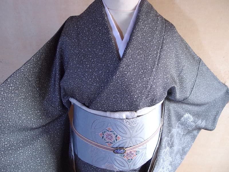 織りの九寸名古屋帯（花菱古典文）薄くキラリと 正絹美品 - メルカリ