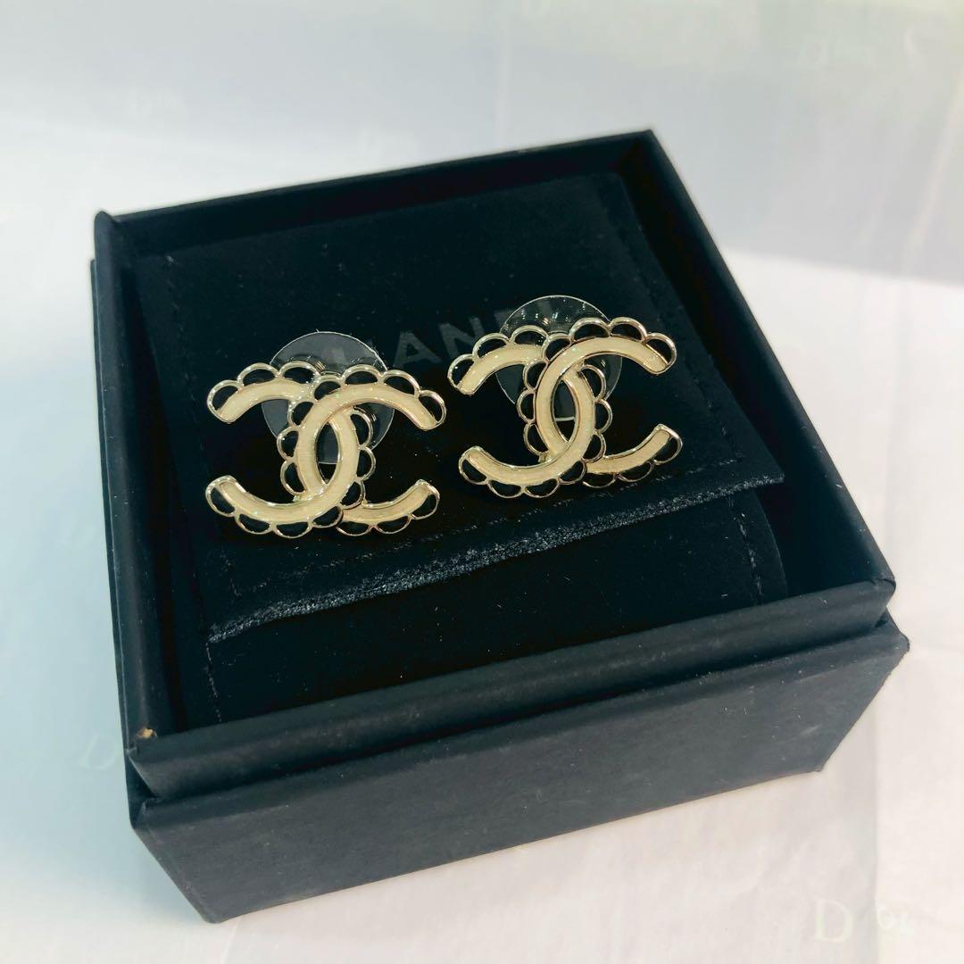 ♡シャネル ココマーク スカラップデザイン ゴールドカラー ピアス♡ CHANEL（シャネル） ココマーク ピアス メタル レジン 11C ゴールド
