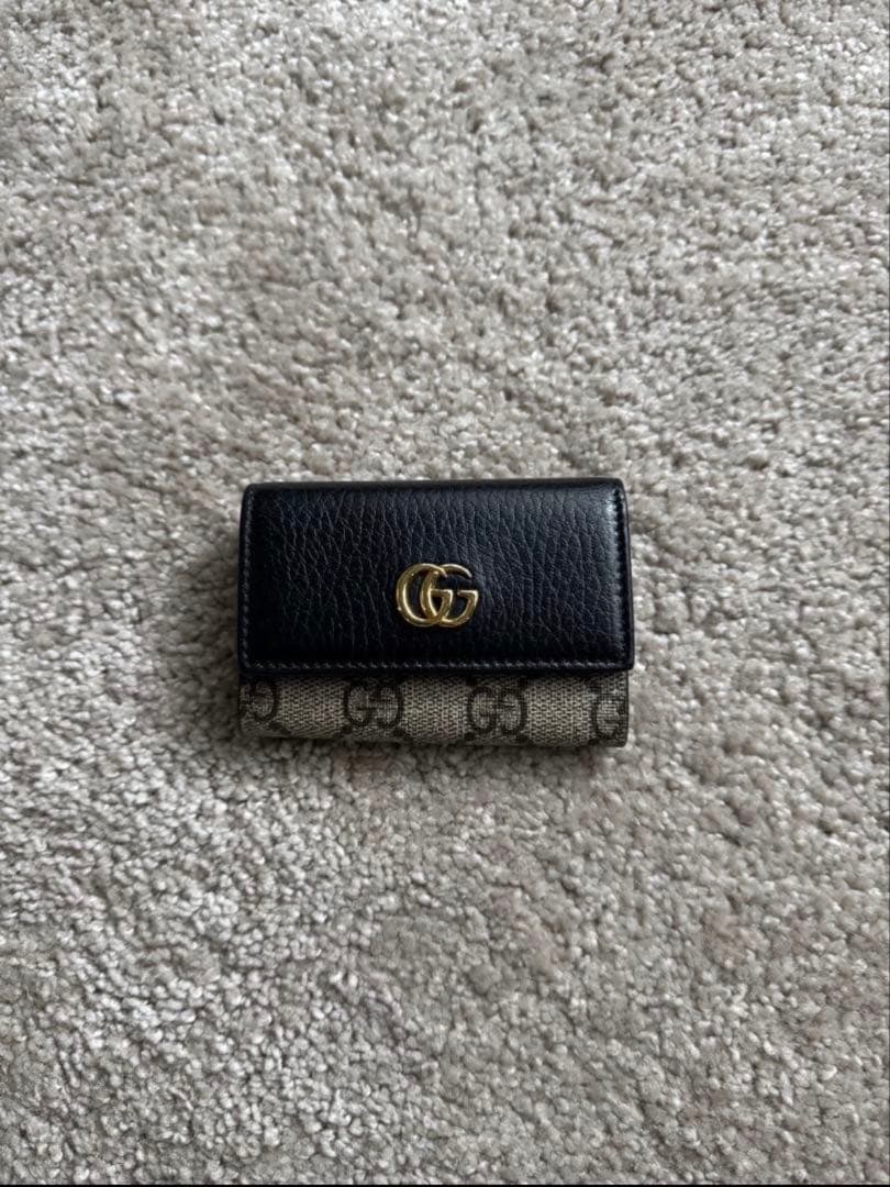 s1675 美品 GUCCI キーケース GG 黒/ベージュ グッチ 箱付き - メルカリ