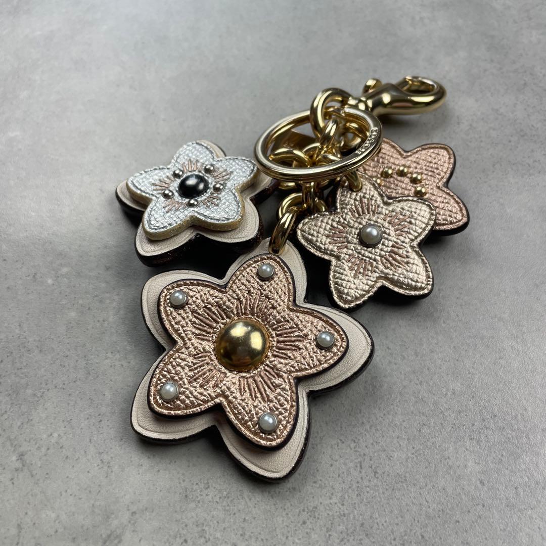 美品 コーチ COACH　バッグチャーム キーホルダー　フラワー　シルバー 楽天市場】COACH コーチ フラワーチャーム シルバー×ブラウン系