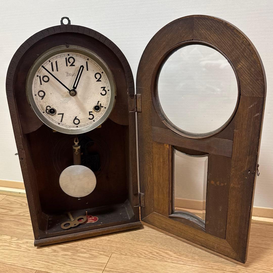 〈完動〉明治時計社　Ｒ型ゼンマイ振り子時計　ボンボン時計　古時計 完動・美品〉明治時計 両柱型扉ゼンマイ振り子掛け時計 置時計