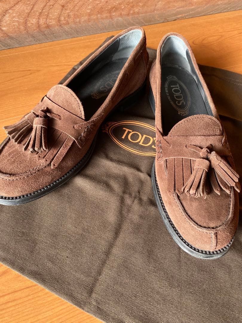 TOD'S ブラウン スエード ローファー(1/7までの出品) TOD'S（ローファー/革靴）のフリマアイテム一覧