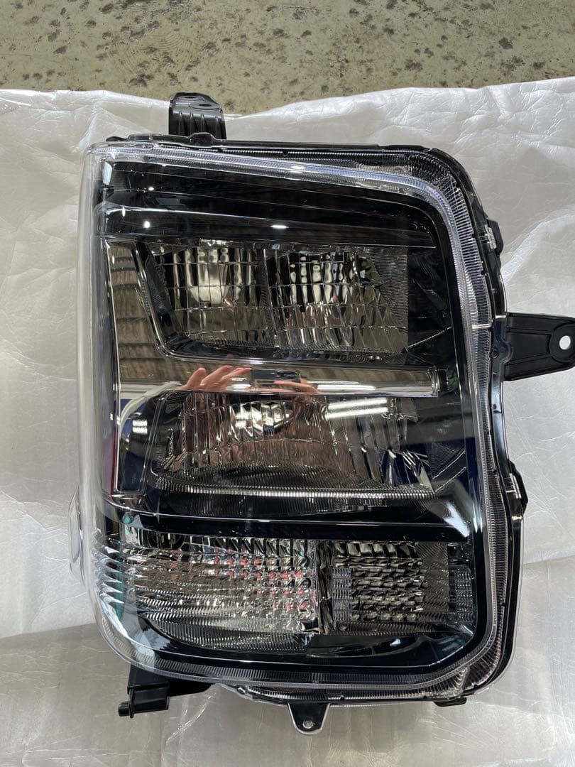 y*y様 スズキ エブリイワゴン PZターボ 新車外し 右ヘッドライト y*y様 スズキ エブリイワゴン PZターボ 新車外し 右ヘッドライト