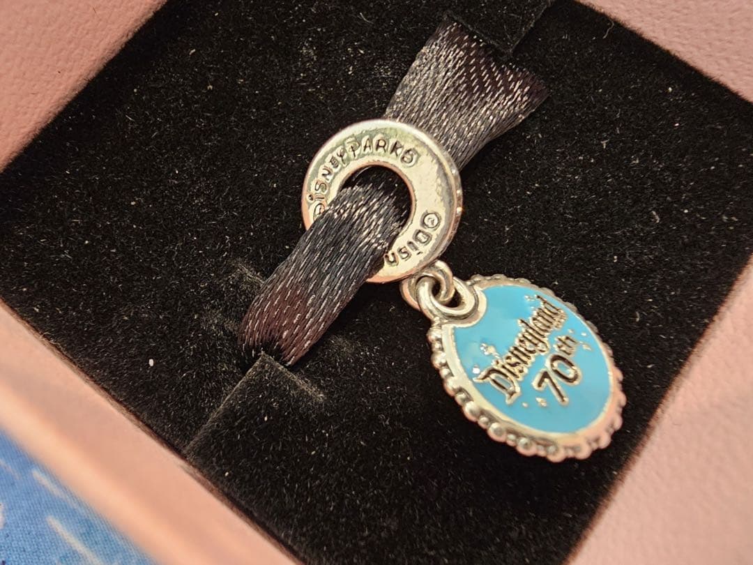 pandora カリフォルニアディズニーランド70th限定チャーム - メルカリ