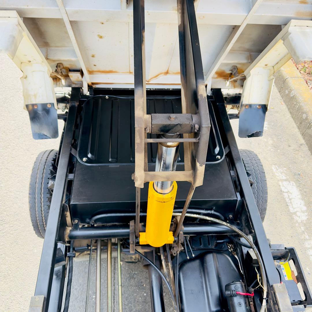 サンバーダンプ4WD、5速マニュアル、ELシフト、車検2年、走行3万キロ。