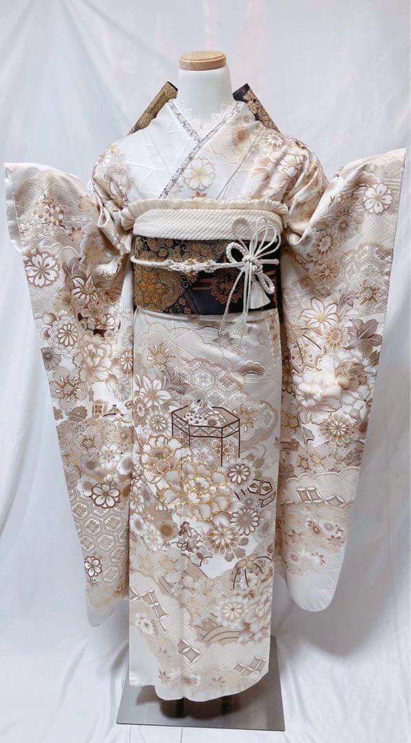 みどり 振袖 クリーム色と金色の花柄 成人式 振袖7点セット クリーム色に赤・水色・白の万寿菊や牡丹が咲く古典柄振袖 | kimono