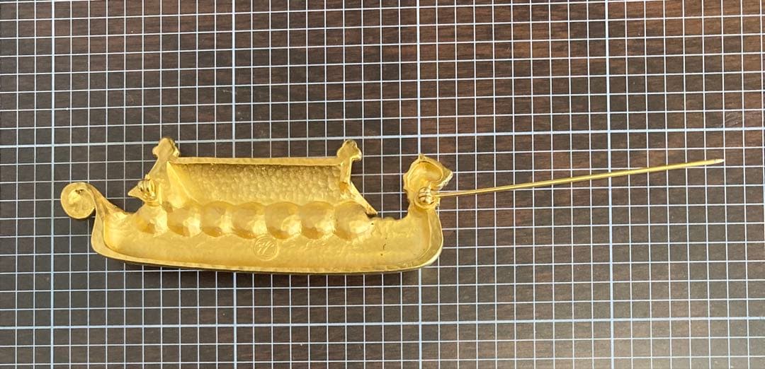 超希少デザイン ❤️カール・ラガーフェルド❤️ 龍頭鷁首風のブローチ