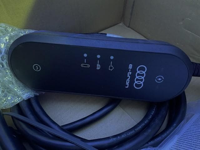 Audi Charging Kit Plus e-tron - メルカリ