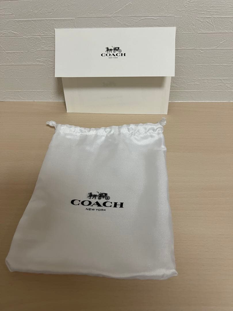 《新品》コーチ　タビー　ミディアムウォレット 二つ折り財布 金色バックル