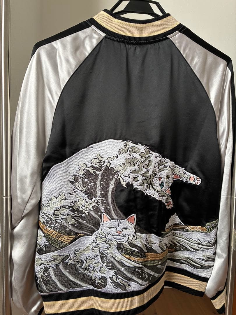 KARAKU 神奈川沖浪と波乗り猫 刺繍スカジャン サテン Sサイズ - メルカリ