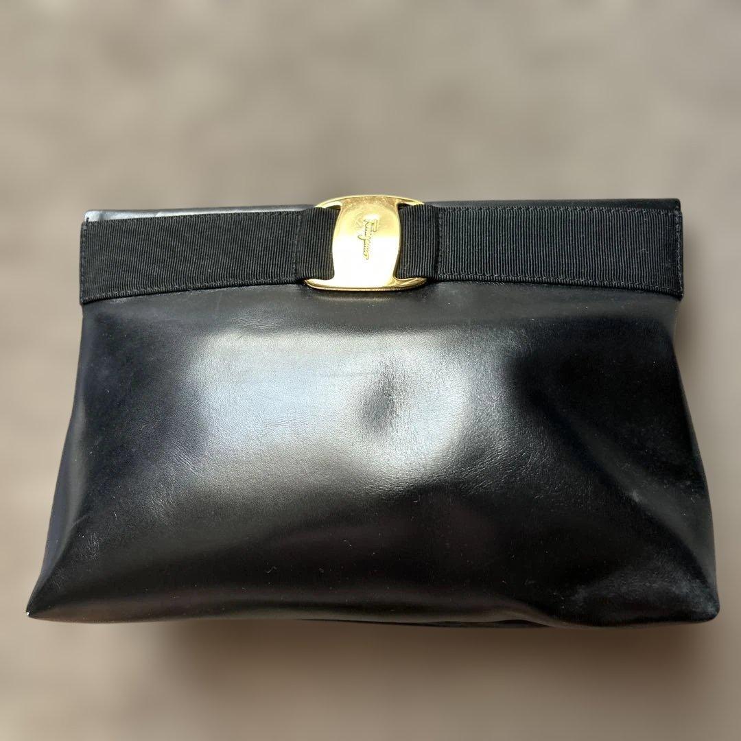 ブラックレザー クラッチバッグ ゴールド金具　 フェラガモ フェラガモ黒 レザー クラッチバッグ 金色バックル - メルカリ