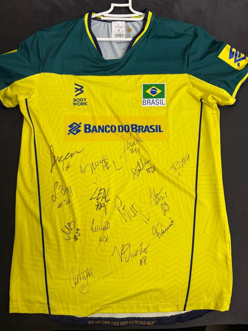 バレーボールブラジル代表 サイン入りシャツ ブラジル代表 バレーボール トレーニングシャツ サイン入り - メルカリ