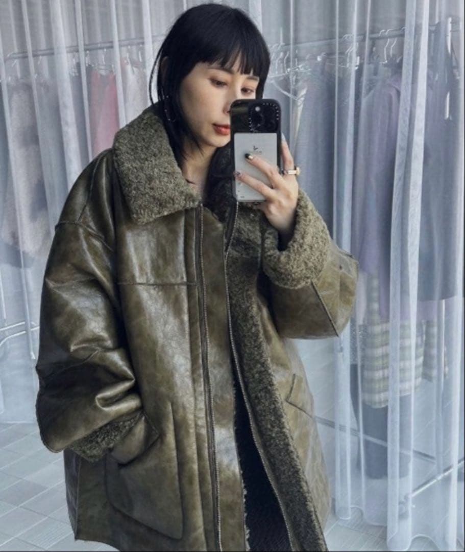 Ameri ムートン風ボアジャケット Mサイズ カーキ Ameri（アメリ）の「OVER SIZE ECO MOUTON COAT（ムートンコート