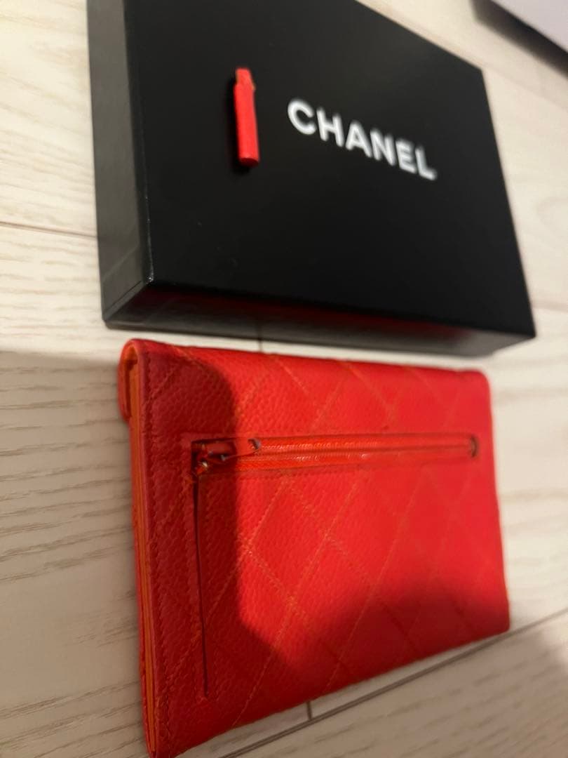 CHANEL 赤 二つ折り財布 - メルカリ
