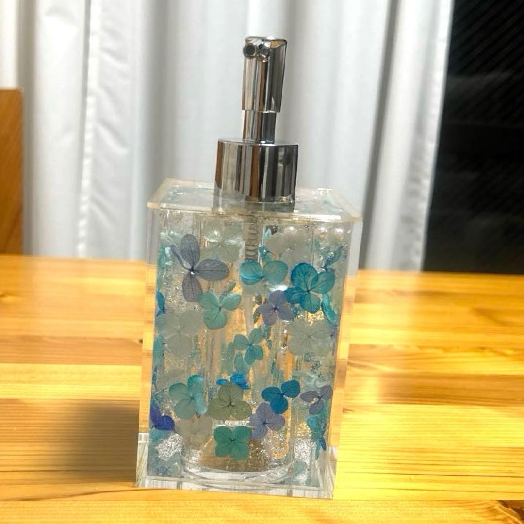 ayu❤︎固まるハーバリウム　ポンプ式ディスペンサー＆スタンド6個 Amazon.co.jp: 固まるハーバリウム ディスペンサー 泡 水色 スカイ