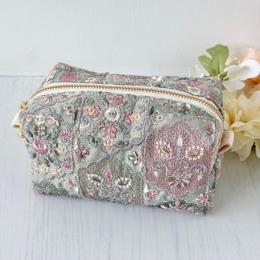 インド刺繍のボックスポーチ - メルカリ