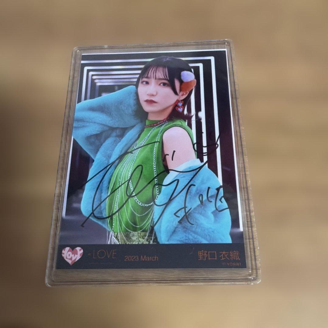 野口衣織Junkies MV衣装 直筆サイン入り生写真＆硬貨ケース - メルカリ