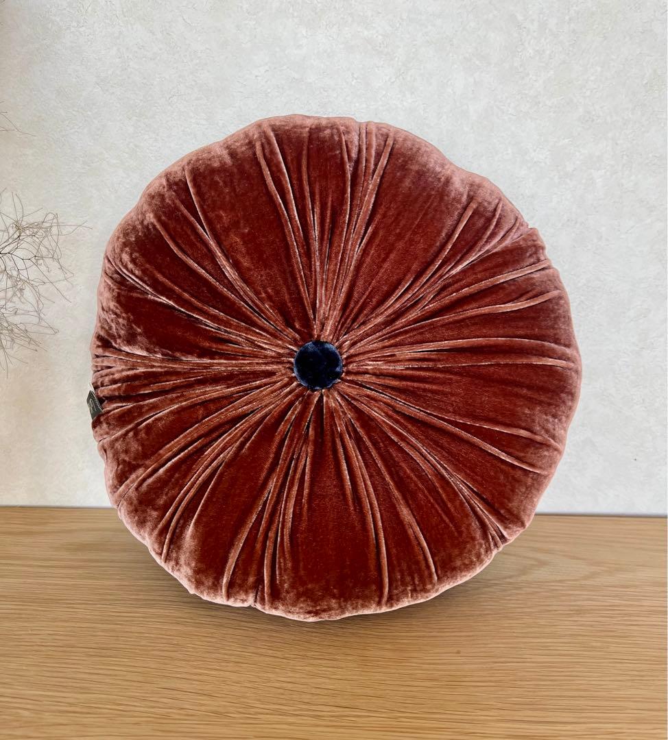 ブランドジュリエ　ベアトリスラヴァル　フランス　クッション　シルク　ブラウン Beatrice LAVAL シルクベロアクッション・ラウンド・イザマルオレンジ