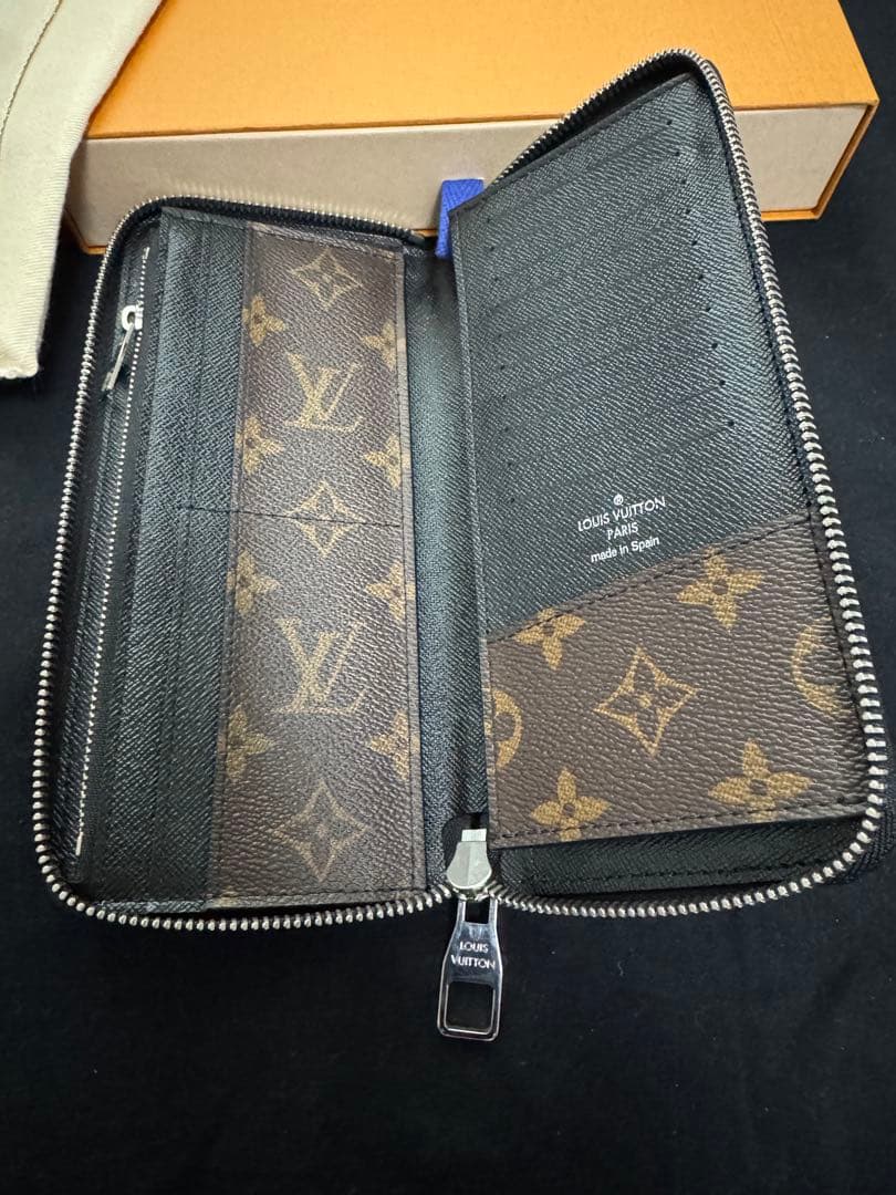 商品名 ルイヴィトン モノグラム マカサー ヴェルティカル ジッピー