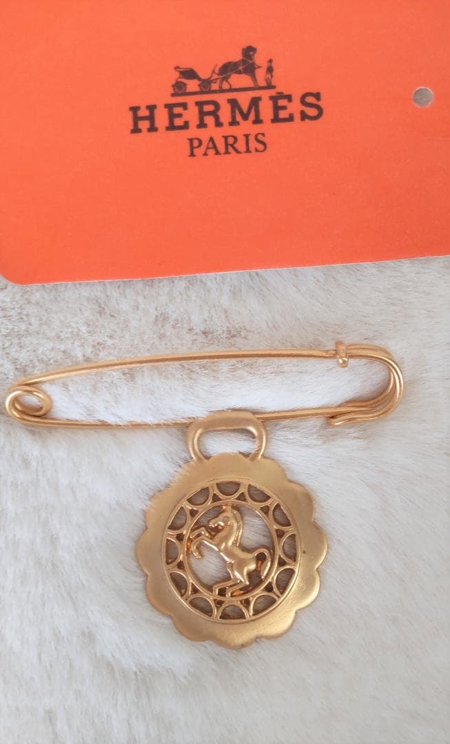 おにぎり♡【極美品】エルメス　 CHEVAL ピンブローチ　ホースモチーフ HERMES - 美品 エルメス 馬 ホース モチーフ ピンブローチ メッキ