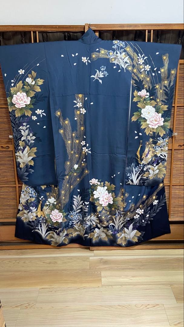 振袖濃紺 花柄と金箔の孔雀柄振袖長襦袢付きH102 紺とゴールドの上品な雰囲気の粋古典の振袖 | kimono hearts | 成人式