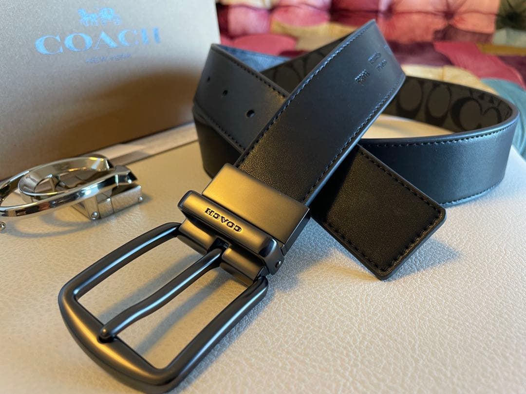 新品coachコーチレザーリバーシブルフリーサイズベルトギフト箱付き