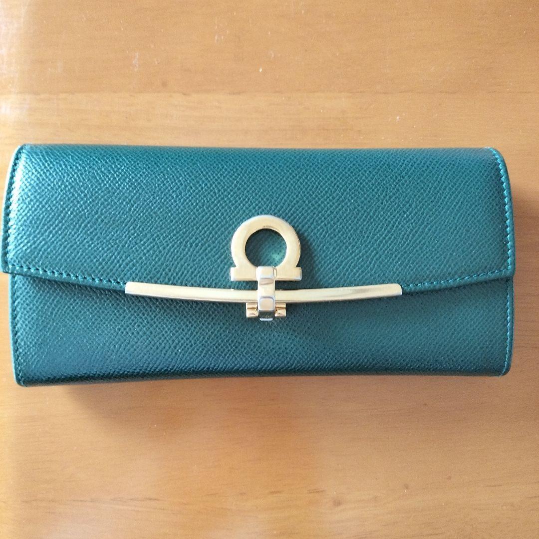 フェラガモ　グリーン長財布 フェラガモ Ferragamo 財布 長財布 フラップ式長財布 かぶせ 小銭入れ