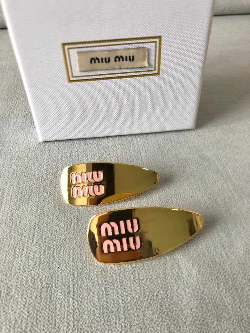MIUMIU ミュウミュウ　ヘアピン　2個セット　ピンク　ゴールド 専用 miumiu ミュウミュウ ヘアピン ピンク ベージュ - メルカリ