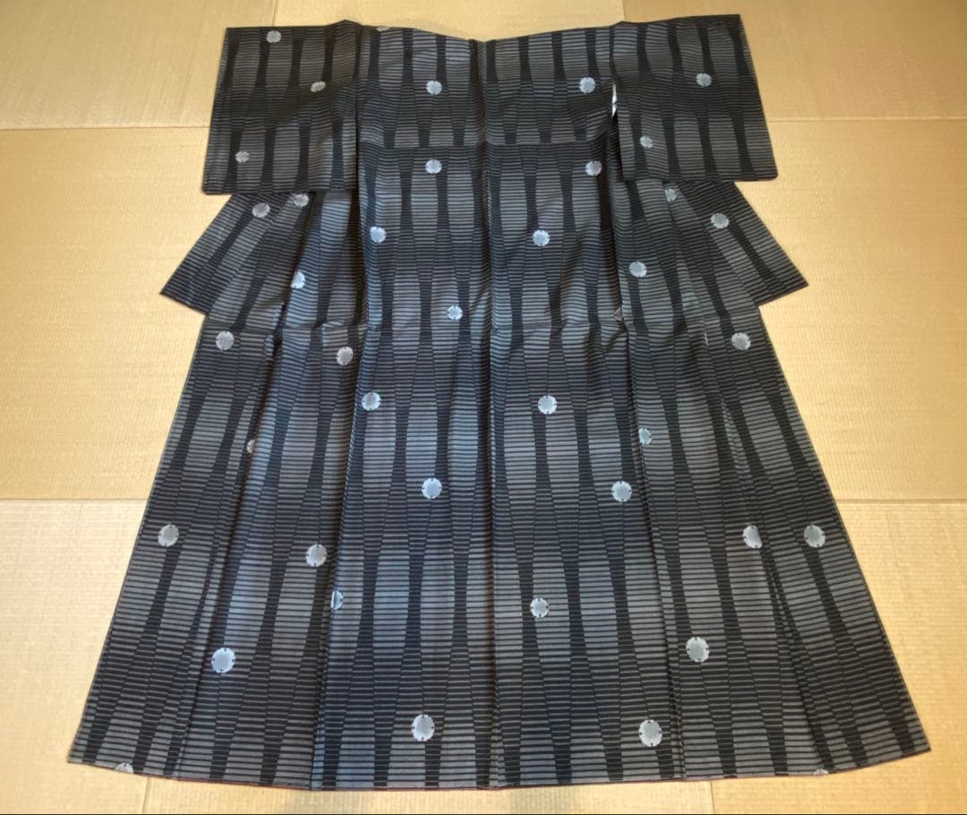 未使用】黒色 泥染本場大島紬 たてわくに雪輪柄 着物（袷） - メルカリ